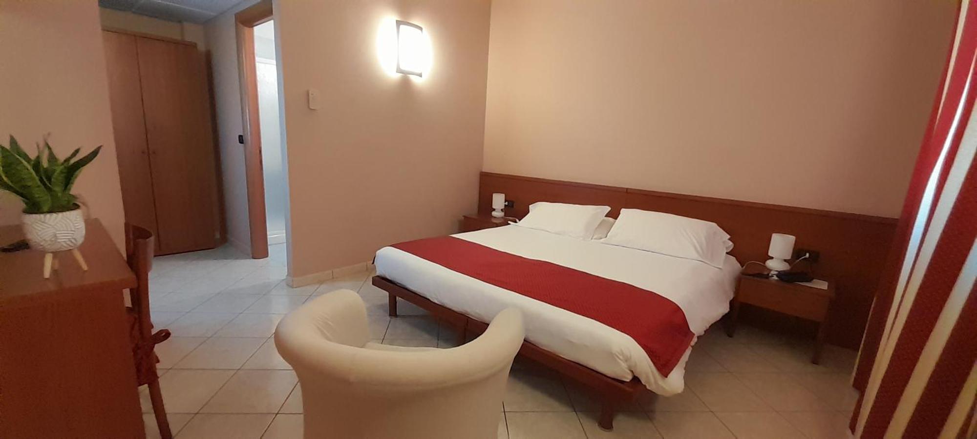 Hotel Ceretto Busca エクステリア 写真