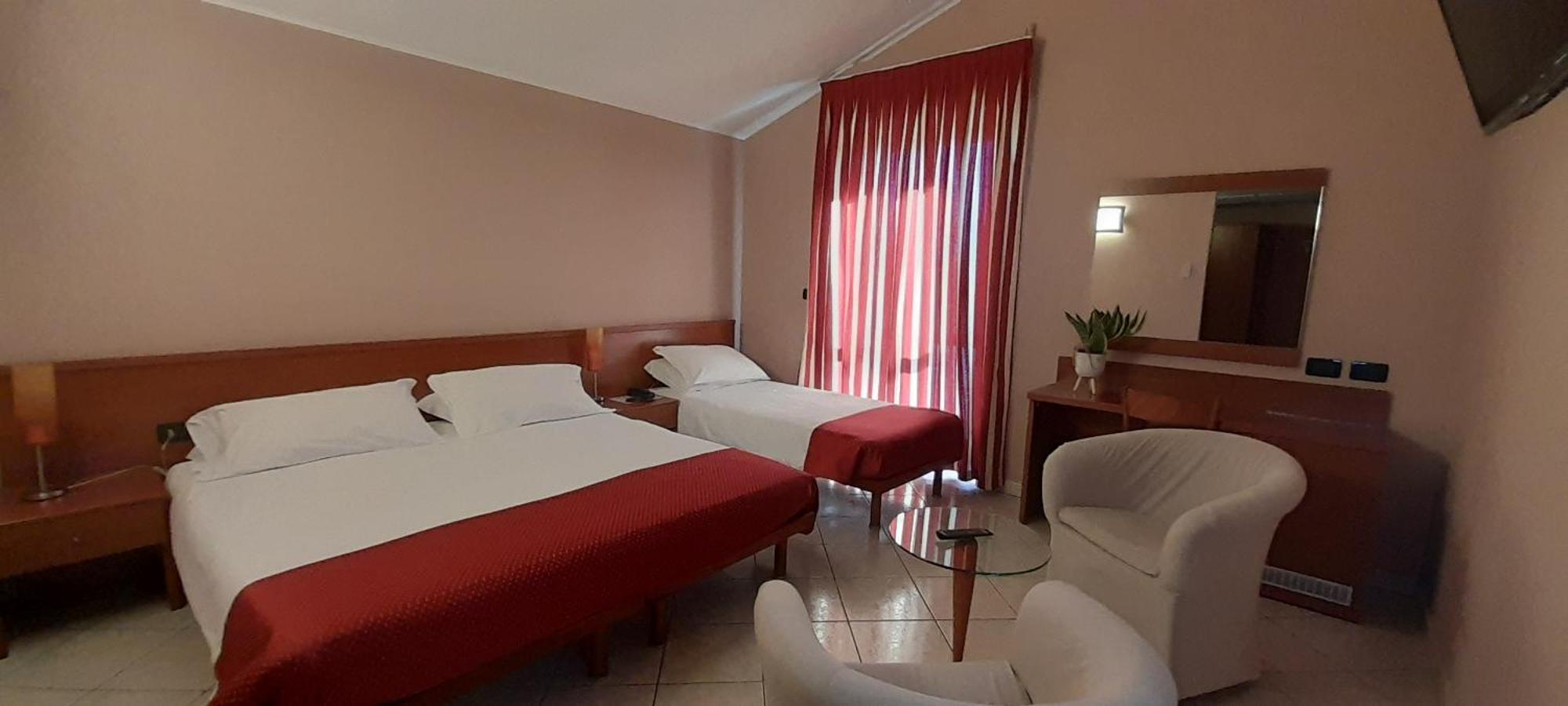 Hotel Ceretto Busca エクステリア 写真