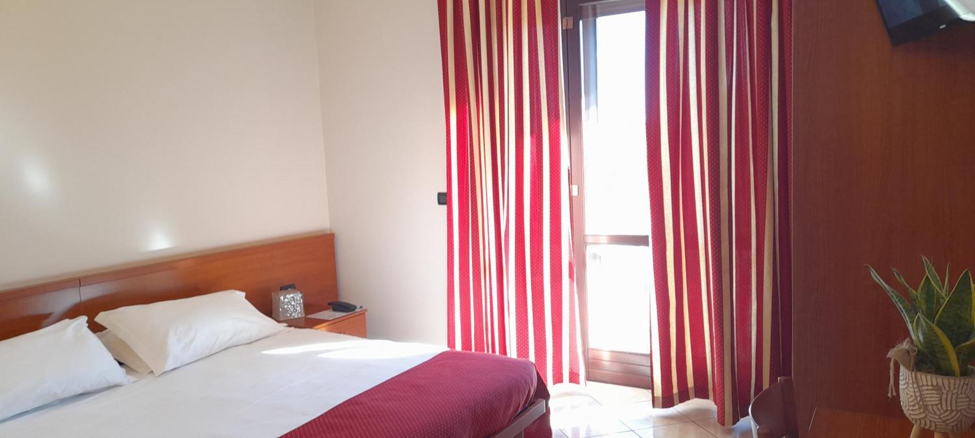 Hotel Ceretto Busca エクステリア 写真