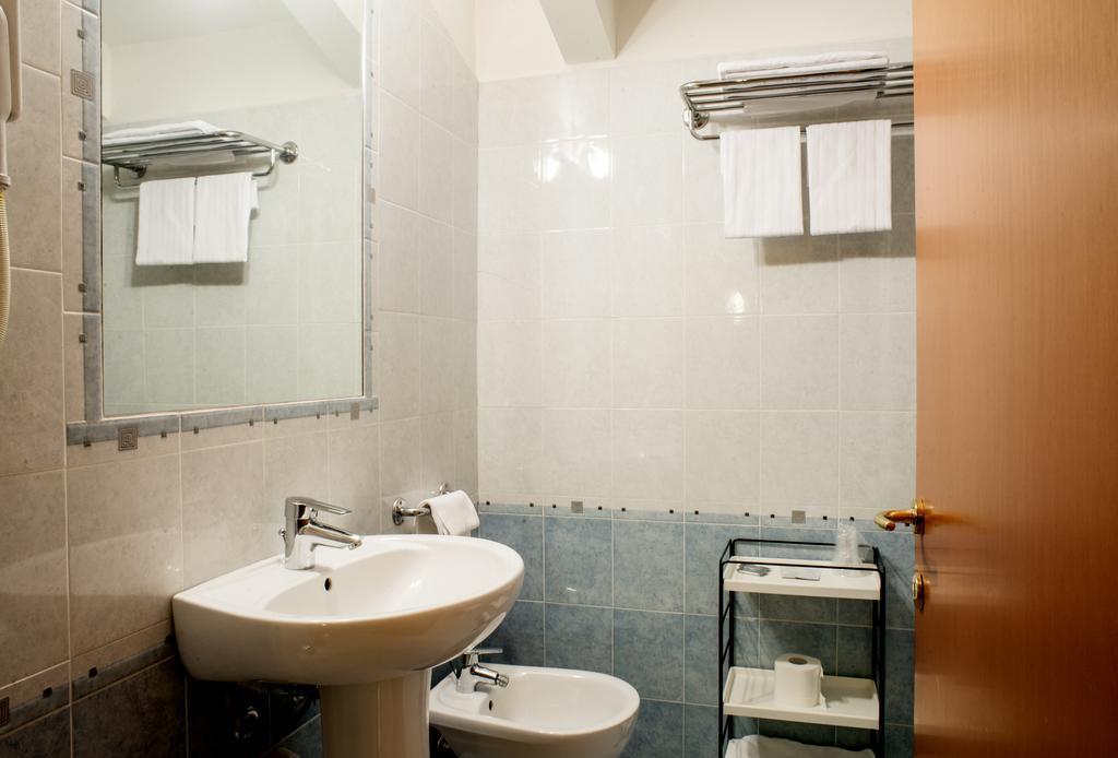 Hotel Ceretto Busca エクステリア 写真